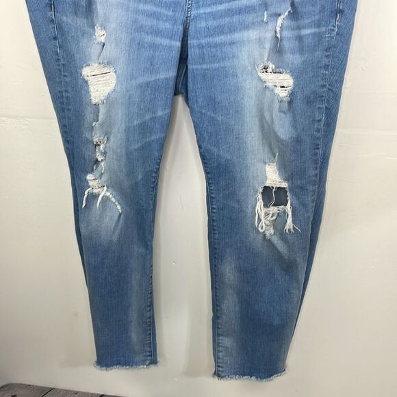 Torrid Crop Boyfriend Vintage Stretch Distressed Blue Jeans size 24 plus - Picture 3 of 12